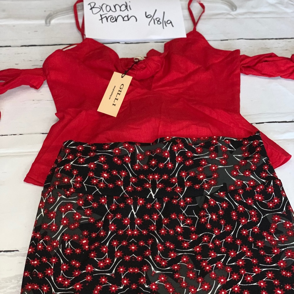 New M top purchased from boutique/ EUC L Cassie